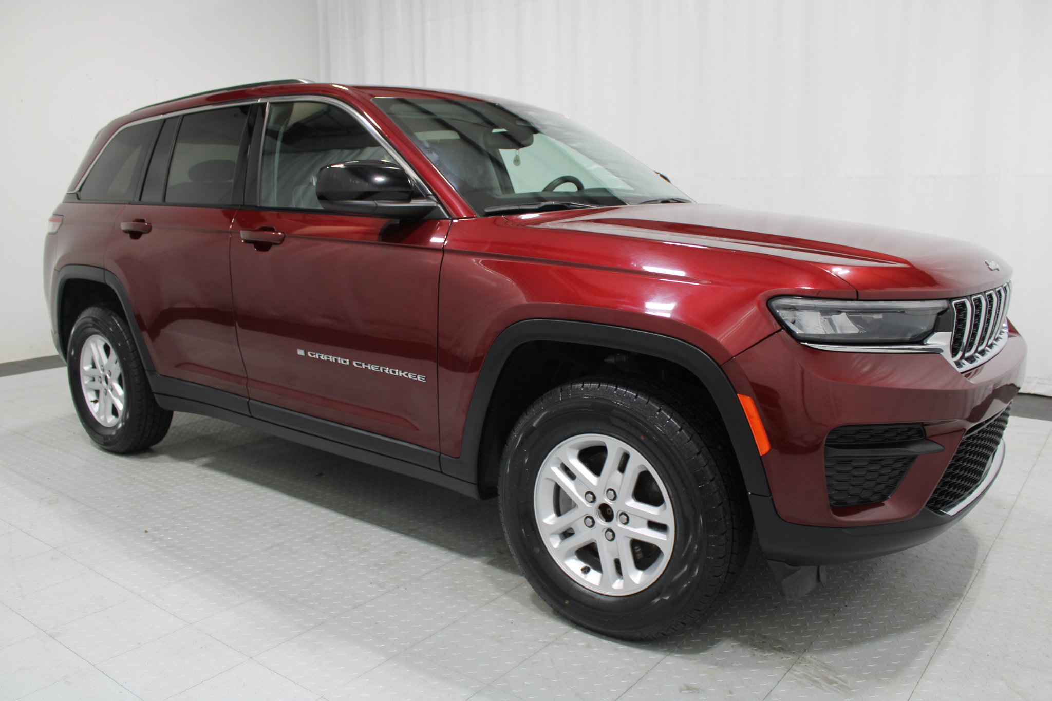 Used 2023 Jeep Grand Cherokee Laredo AWD/4WD image 4