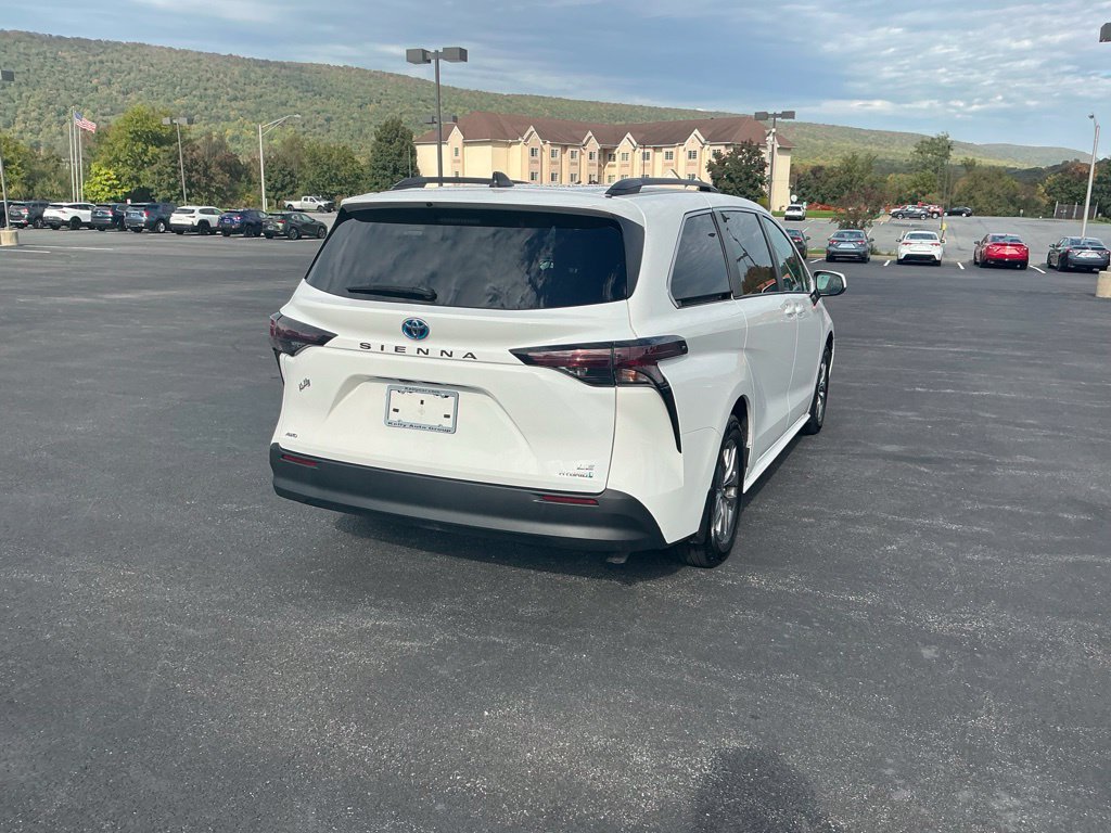 Used 2024 Toyota Sienna LE AWD/4WD image 7