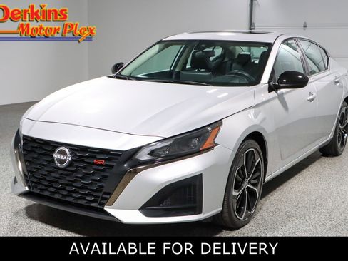 Used 2024 Nissan Altima 2.5 SR w/ SR Premium Package image 1