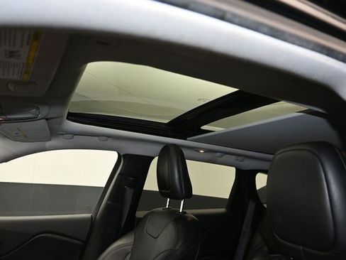 Used 2019 Jeep Cherokee Limited image 21