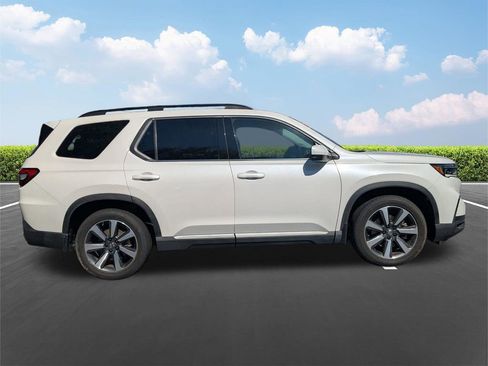 Used 2024 Honda Pilot Touring image 3