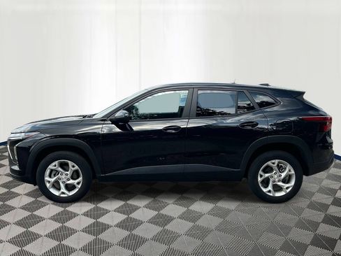 Used 2025 Chevrolet Trax LS w/ LS Convenience Package FWD image 2