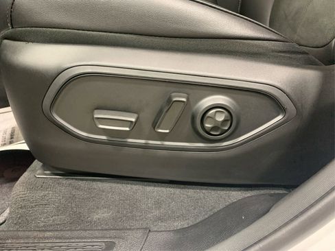 Used 2025 Jeep Grand Cherokee Altitude AWD/4WD image 18
