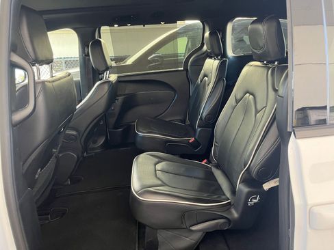 Used 2025 Chrysler Pacifica Limited image 29