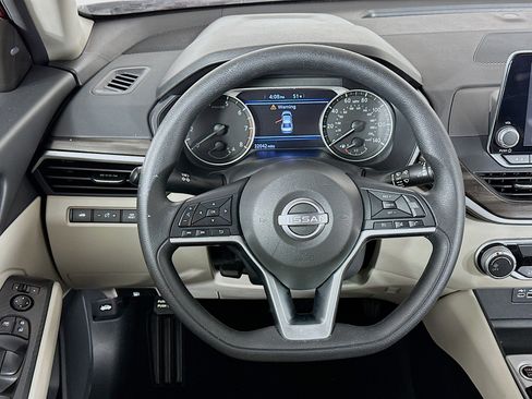 Used 2025 Nissan Altima 2.5 SV image 18