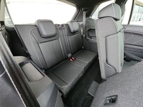 Used 2023 Volkswagen Tiguan SE R-Line FWD image 9