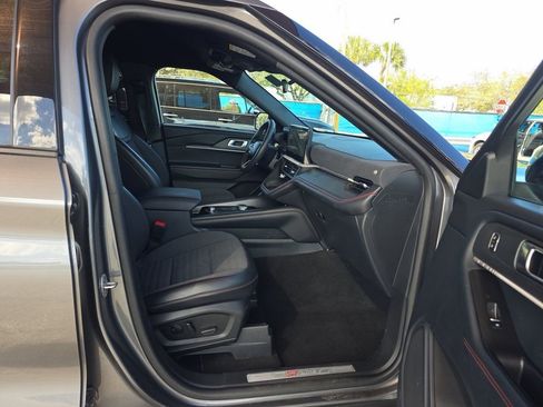 Used 2025 Ford Explorer ST-Line w/ ST-Line Street Pack image 6