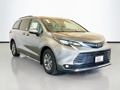 New 2026 Toyota Sienna XLE FWD image 3
