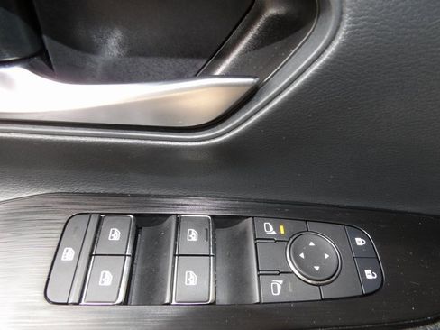 Certified 2025 Nissan Kicks SR image 22