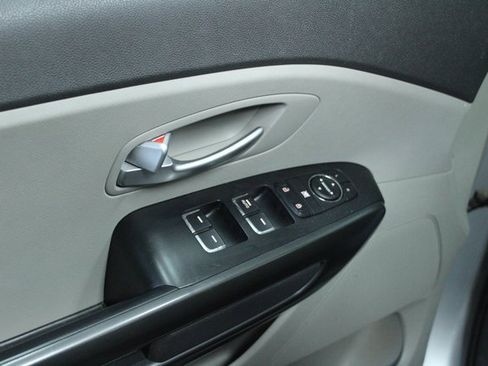 Used 2018 Kia Sedona L image 11