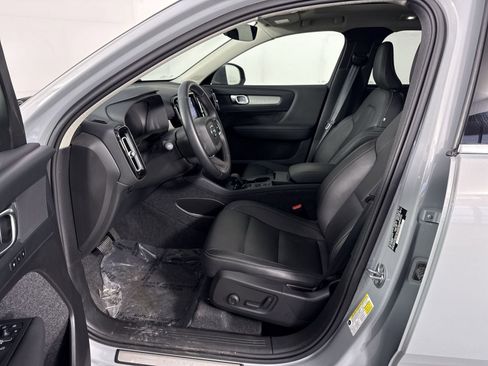 Used 2025 Volvo XC40 B5 Core image 4