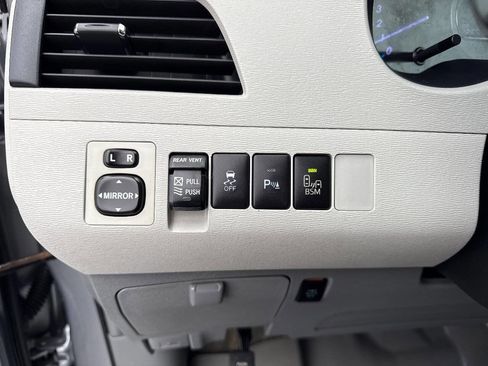 Used 2013 Toyota Sienna XLE image 30