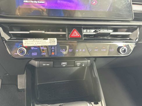 Used 2023 Kia Niro EX image 21