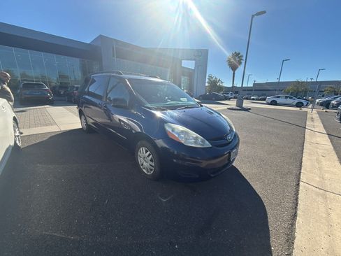 Used 2007 Toyota Sienna LE w/ LE Pkg 1 FWD image 2