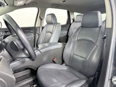 Used 2019 Buick Enclave Essence image 11