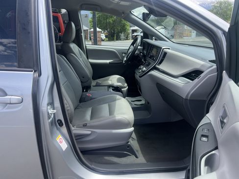 Used 2019 Toyota Sienna LE FWD image 10
