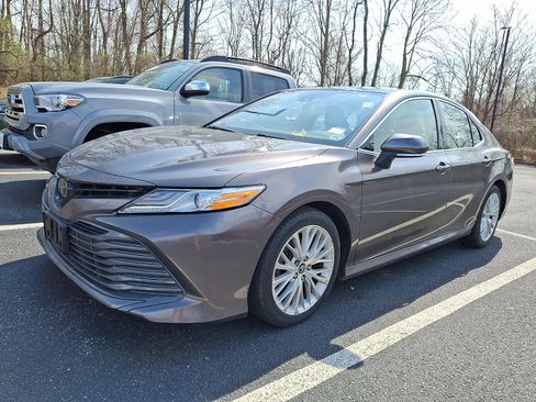 Used 2020 Toyota Camry XLE image 2
