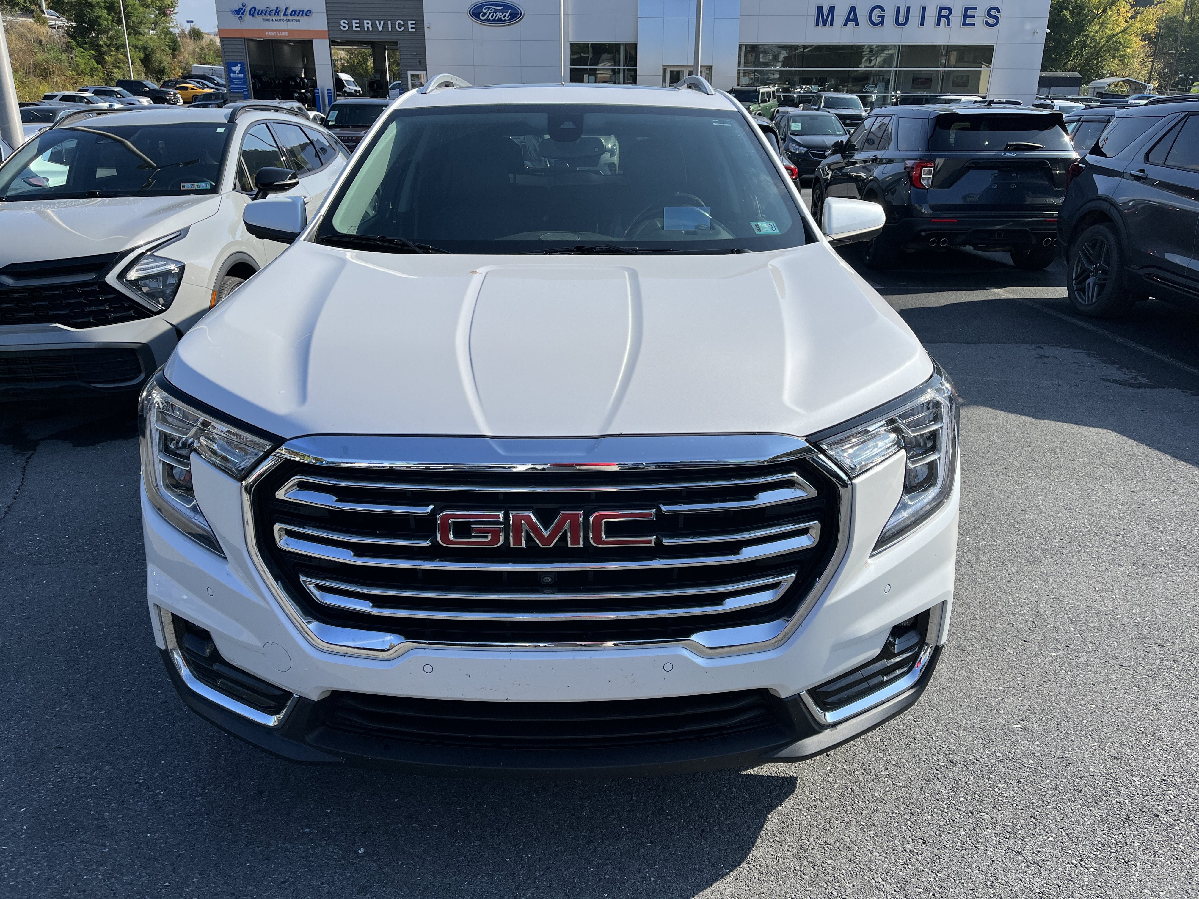 Used 2022 GMC Terrain SLT w/ Infotainment Package II AWD/4WD image 3