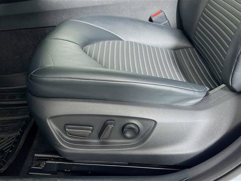 Certified 2020 Toyota Camry SE w/ Carpet Mat Package AWD/4WD image 18