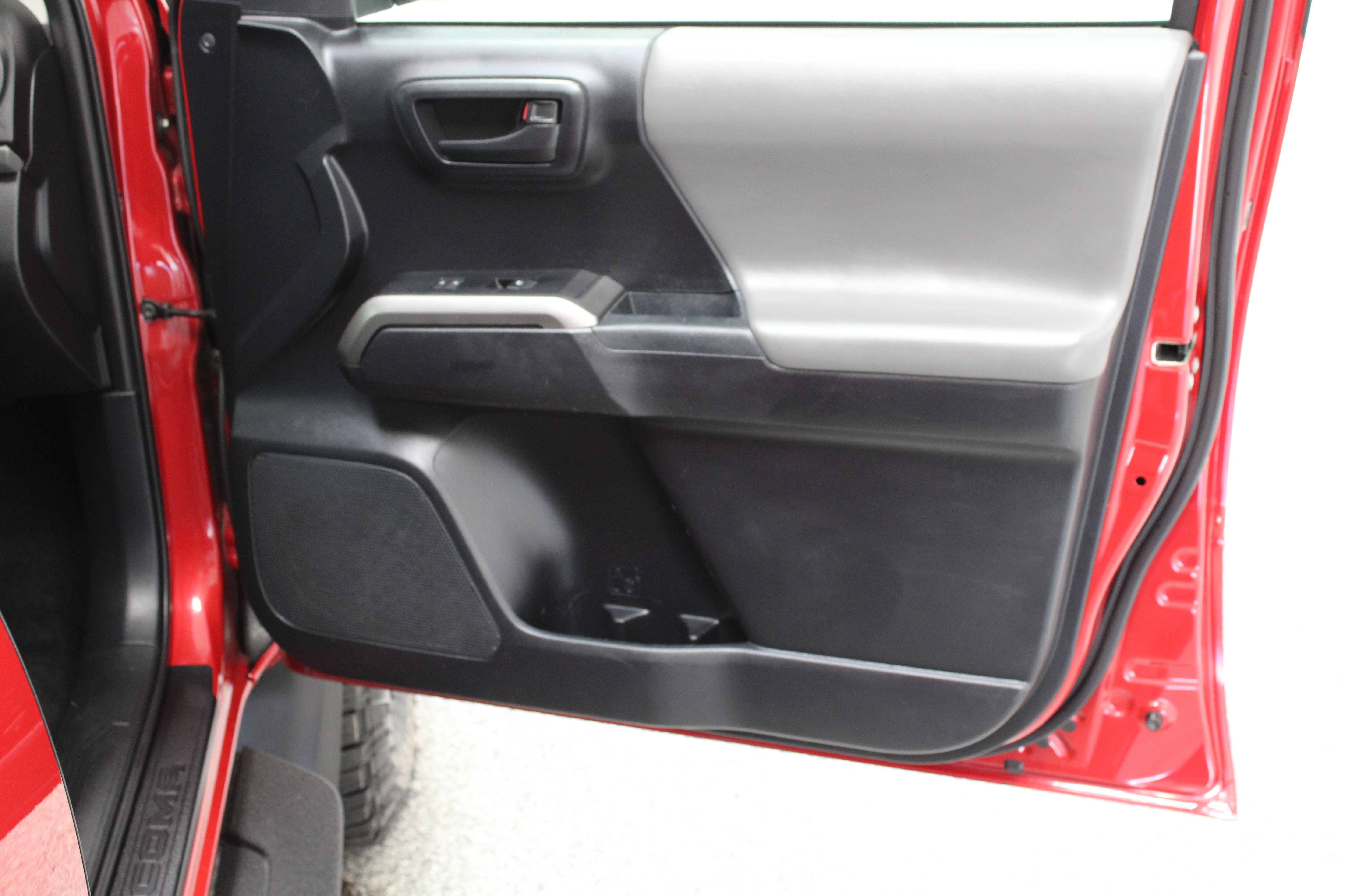 Used 2021 Toyota Tacoma SR5 AWD/4WD image 32