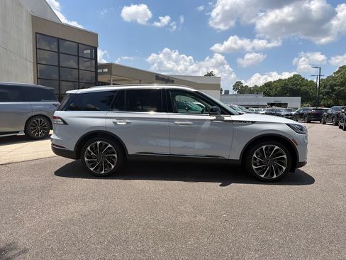 Used 2025 Lincoln Aviator Reserve w/ Luxury Package RWD image 14