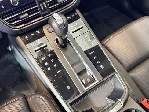 Used 2025 Porsche Macan w/ Premium Package Plus image 17