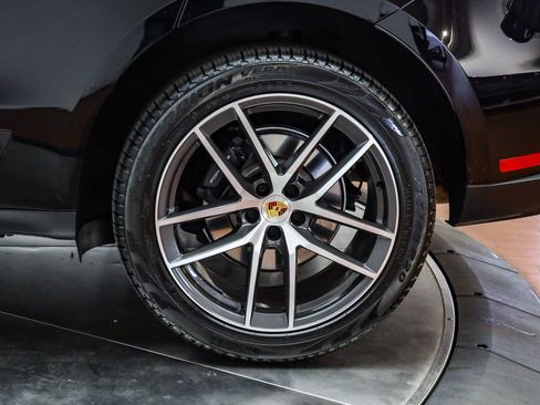 Certified 2025 Porsche Macan image 9
