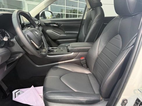 Used 2022 Toyota Highlander XLE FWD image 17