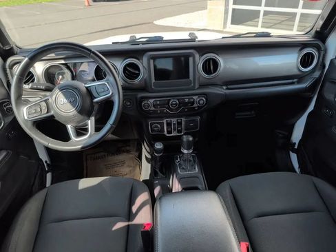 Used 2018 Jeep Wrangler Unlimited Sahara AWD/4WD image 11