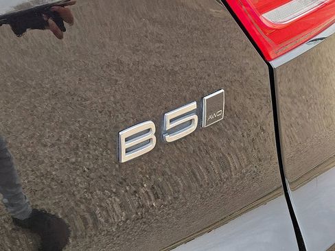 Used 2024 Volvo XC40 B5 Plus AWD/4WD image 12