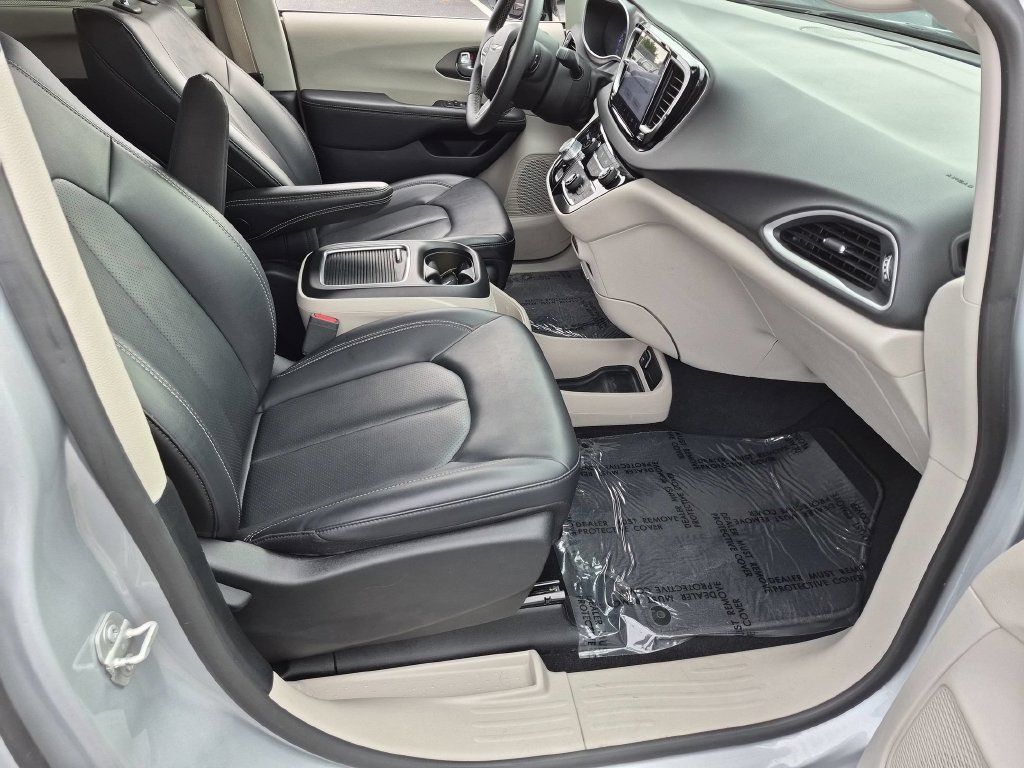 Used 2024 Chrysler Pacifica Touring-L FWD image 29