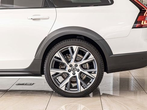Used 2023 Volvo V90 B6 Cross Country Ultimate w/ Climate Package image 7