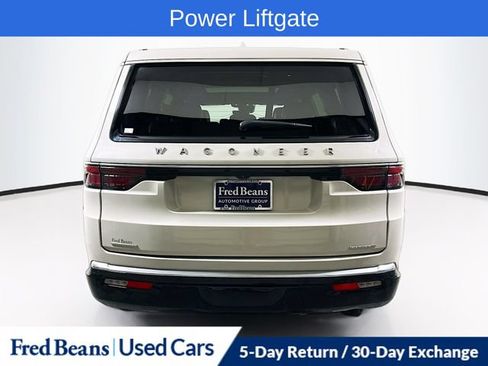 Used 2022 Jeep Wagoneer Series III w/ Premium Group I AWD/4WD image 7
