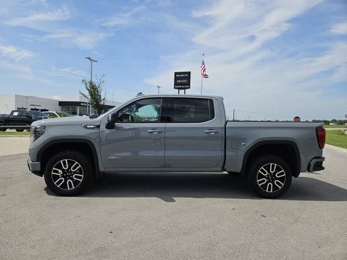 Used 2024 GMC Sierra 1500 AT4 w/ Technology Package AWD/4WD image 4