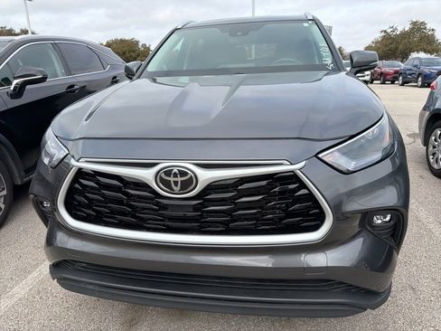 Used 2024 Toyota Highlander XLE image 2