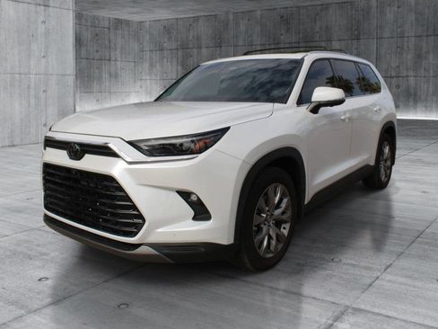 Used 2025 Toyota Grand Highlander FWD image 12