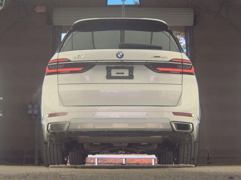 Used 2025 BMW X7 xDrive40i image 3