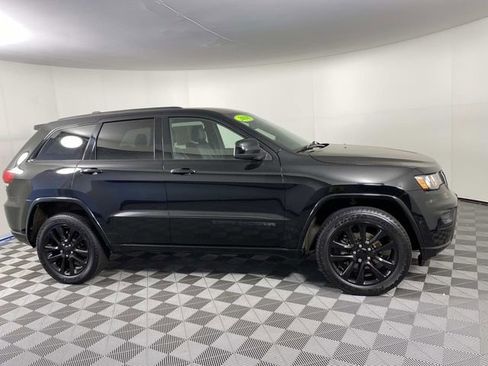 Used 2018 Jeep Grand Cherokee Altitude AWD/4WD image 10