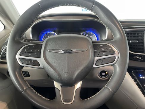 Used 2022 Chrysler Voyager LX image 14