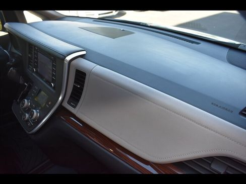 Used 2018 Toyota Sienna Limited Premium w/ Preferred Accessory Package FWD image 40