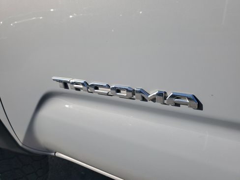 Used 2018 Toyota Tacoma TRD Off-Road image 11