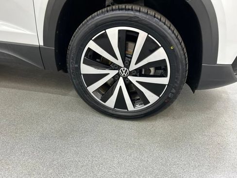 Used 2022 Volkswagen Taos SE w/ Panoramic Sunroof Package AWD/4WD image 25