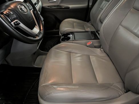Used 2015 Toyota Sienna XLE Premium image 11