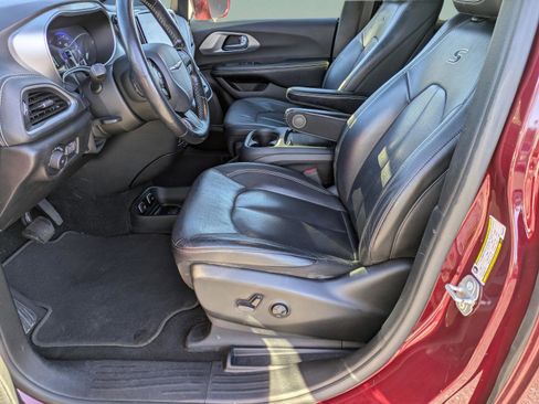 Used 2021 Chrysler Pacifica Touring-L w/ Uconnect Theater Family Group image 21