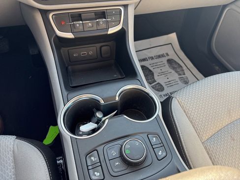 Used 2023 GMC Terrain SLE w/ Driver Convenience Package image 17