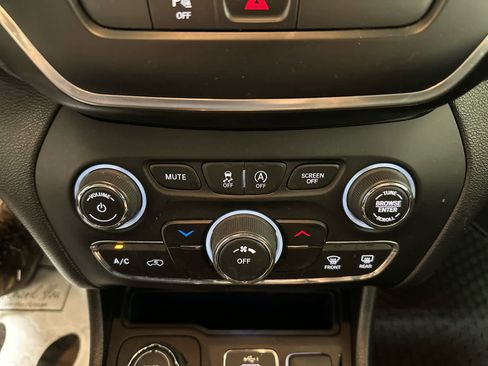 Used 2020 Jeep Cherokee Latitude Plus w/ Cold Weather Group image 30