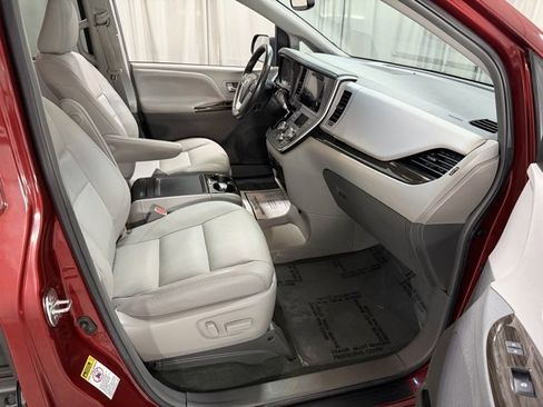 Used 2017 Toyota Sienna image 7