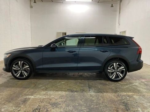 Used 2025 Volvo V60 B5 Cross Country Plus AWD/4WD image 2