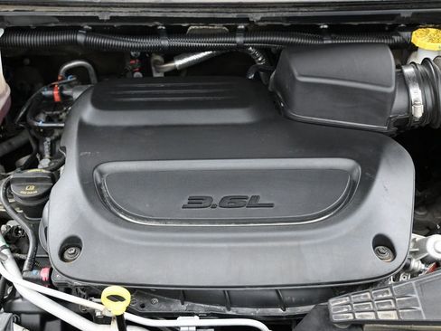 Used 2024 Chrysler Pacifica Touring-L image 40