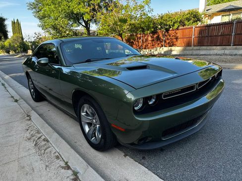 Used 2018 Dodge Challenger SXT RWD image 9